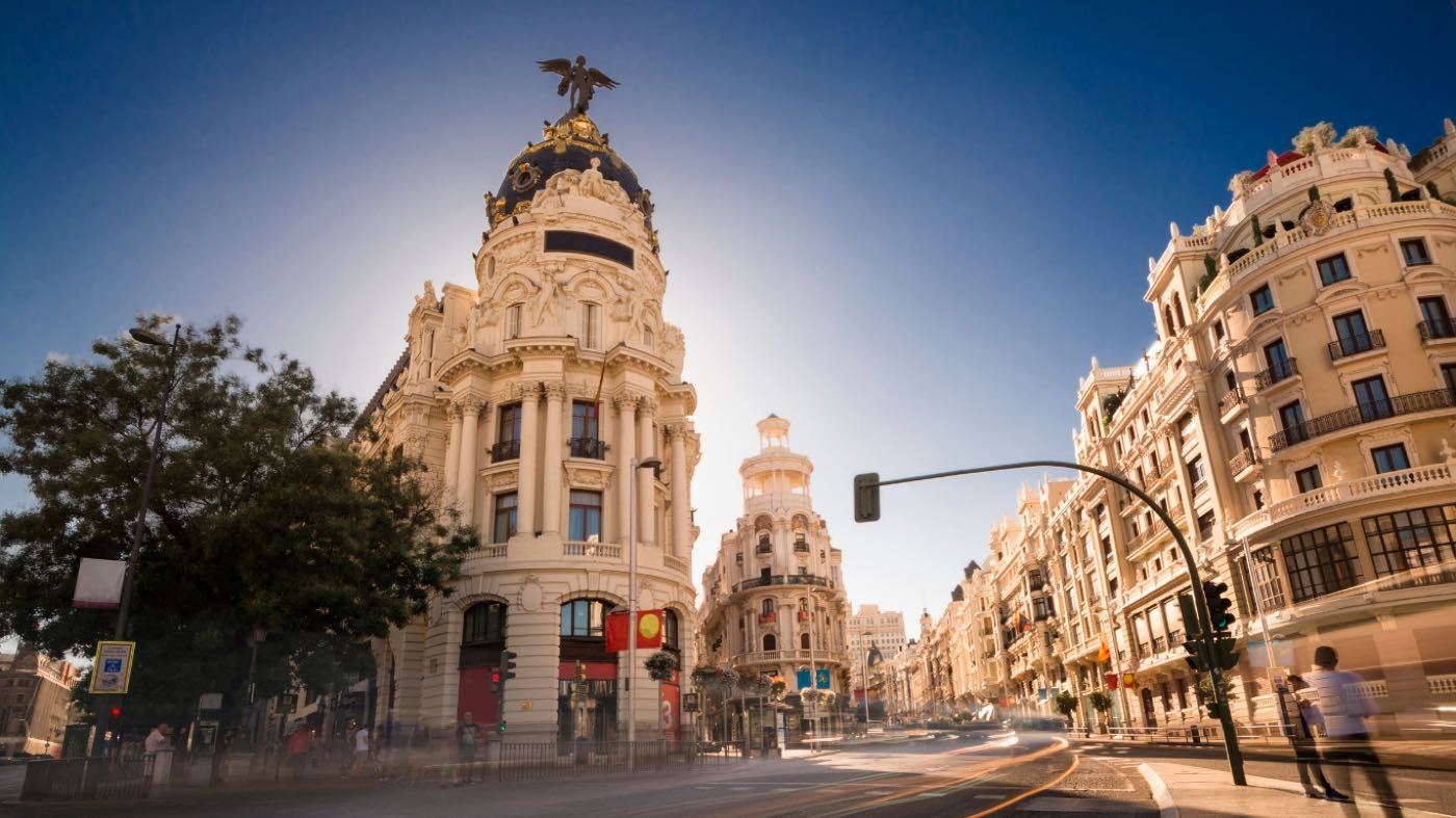 Gran Vía de Madrid al atardecer